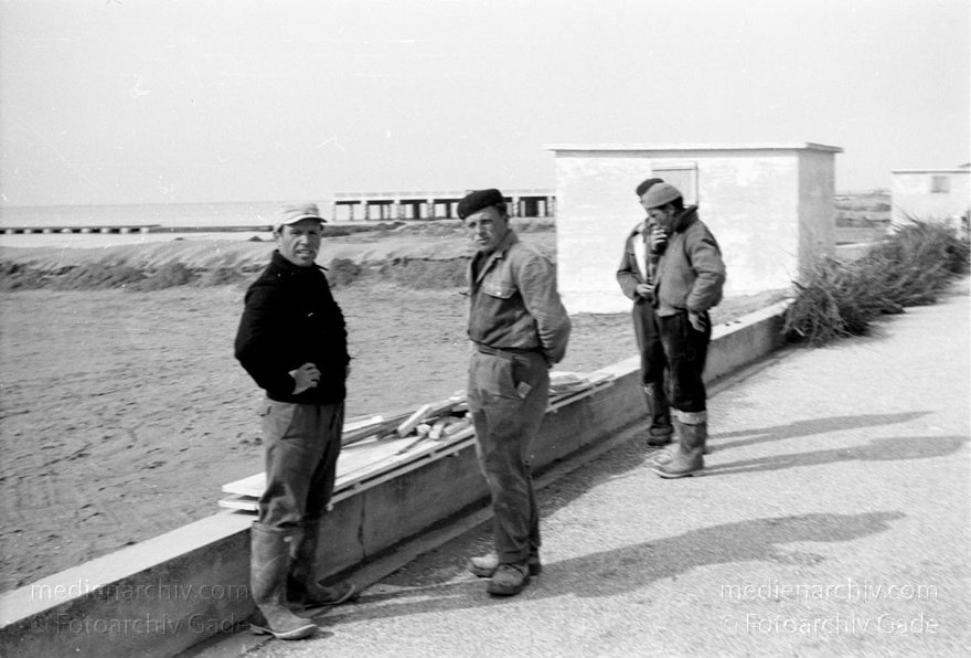 1950er. Italien. Provinz: Görz Region: Friaul-Julisch Venetien. Grado.
1950er. Italien. Provinz: Görz Region: Friaul-Julisch Venetien. Grado.
Schlüsselwörter: 1950er;Friaul-Julisch Venetien;Friuli-Venezia Giulia;Gorizia;Grado;Görz;Italia;Italien;Italy