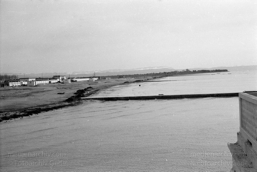 1950er. Italien. Provinz: Görz Region: Friaul-Julisch Venetien. Grado.
1950er. Italien. Provinz: Görz Region: Friaul-Julisch Venetien. Grado.
Schlüsselwörter: 1950er;Friaul-Julisch Venetien;Friuli-Venezia Giulia;Gorizia;Grado;Görz;Italia;Italien;Italy