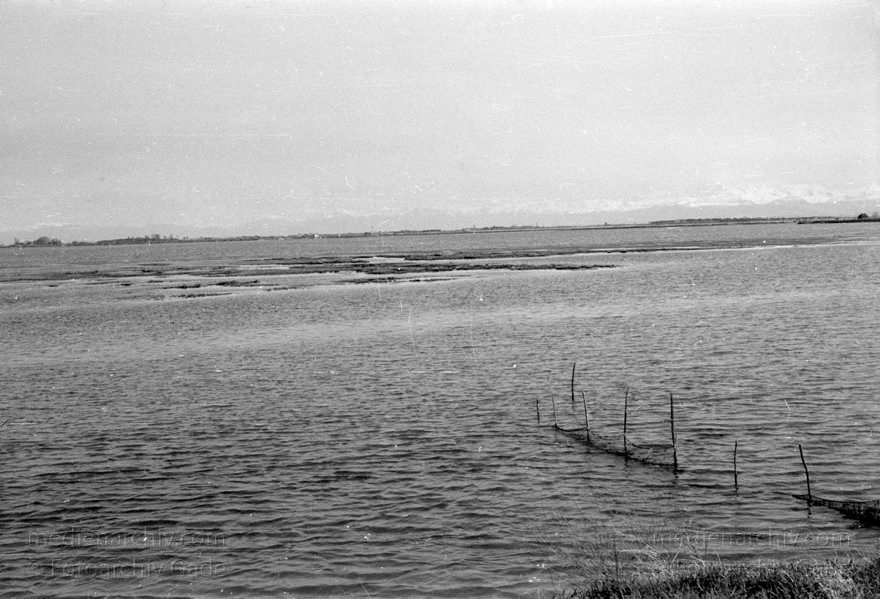 1950er. Italien. Provinz: Görz Region: Friaul-Julisch Venetien. Grado.
1950er. Italien. Provinz: Görz Region: Friaul-Julisch Venetien. Grado.
Schlüsselwörter: 1950er;Friaul-Julisch Venetien;Friuli-Venezia Giulia;Gorizia;Grado;Görz;Italia;Italien;Italy