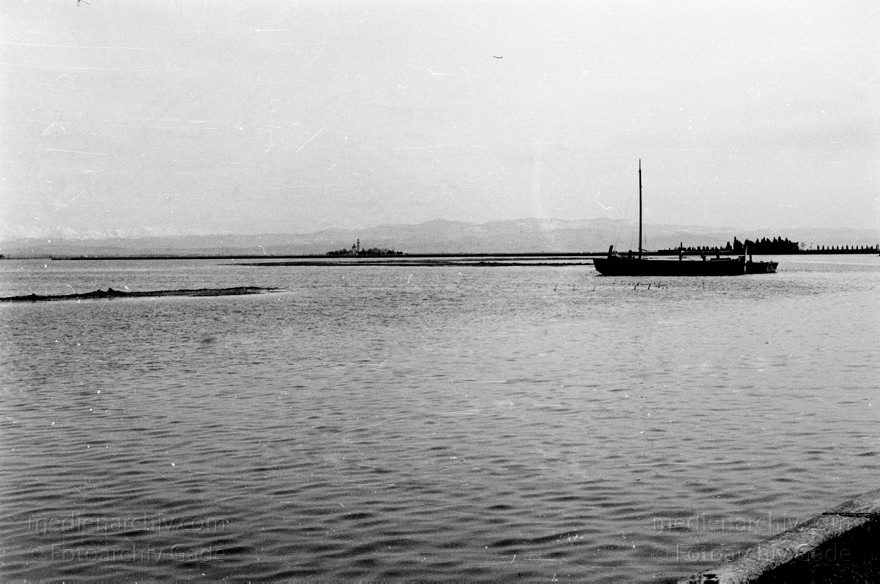 1950er. Italien. Provinz: Görz Region: Friaul-Julisch Venetien. Grado.
1950er. Italien. Provinz: Görz Region: Friaul-Julisch Venetien. Grado.
Schlüsselwörter: 1950er;Friaul-Julisch Venetien;Friuli-Venezia Giulia;Gorizia;Grado;Görz;Italia;Italien;Italy