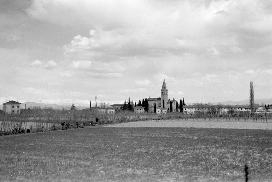 1950er. Italien. Provinz: Görz Region: Friaul-Julisch Venetien. Grado.
1950er. Italien. Provinz: Görz Region: Friaul-Julisch Venetien. Grado.
Schlüsselwörter: 1950er;Friaul-Julisch Venetien;Friuli-Venezia Giulia;Gorizia;Grado;Görz;Italia;Italien;Italy