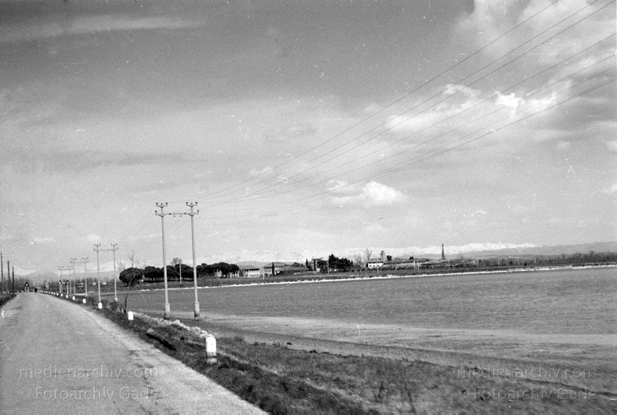 1950er. Italien. Provinz: Görz Region: Friaul-Julisch Venetien. Grado.
1950er. Italien. Provinz: Görz Region: Friaul-Julisch Venetien. Grado.
Schlüsselwörter: 1950er;Friaul-Julisch Venetien;Friuli-Venezia Giulia;Gorizia;Grado;Görz;Italia;Italien;Italy