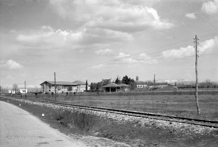 1950er. Italien. Provinz: Görz Region: Friaul-Julisch Venetien. Grado.
1950er. Italien. Provinz: Görz Region: Friaul-Julisch Venetien. Grado.
Schlüsselwörter: 1950er;Friaul-Julisch Venetien;Friuli-Venezia Giulia;Gorizia;Grado;Görz;Italia;Italien;Italy