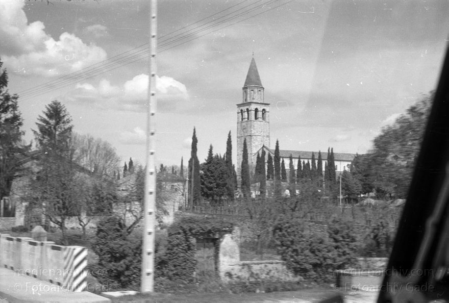 1950er. Italien. Provinz: Görz Region: Friaul-Julisch Venetien. Grado.
1950er. Italien. Provinz: Görz Region: Friaul-Julisch Venetien. Grado.
Schlüsselwörter: 1950er;Friaul-Julisch Venetien;Friuli-Venezia Giulia;Gorizia;Grado;Görz;Italia;Italien;Italy