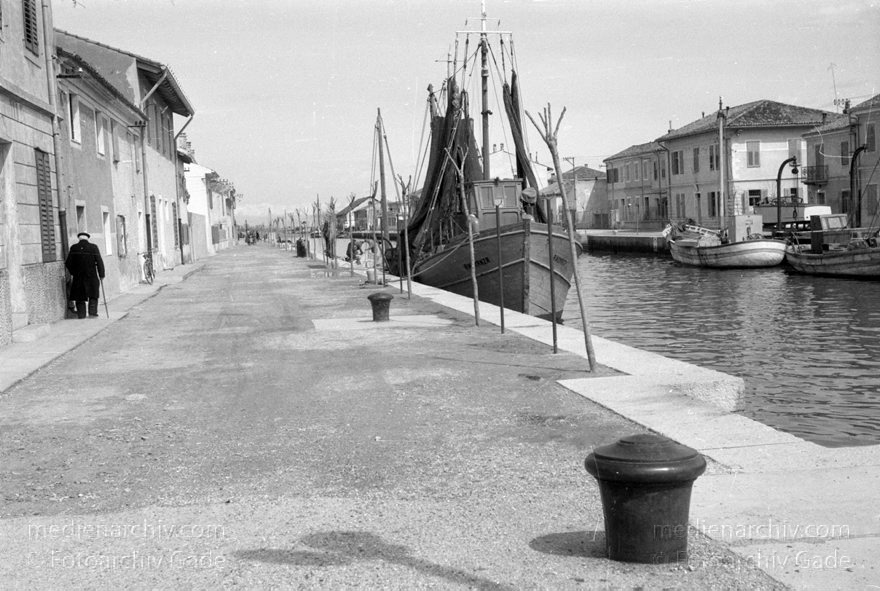 1950er. Italien. Provinz: Görz Region: Friaul-Julisch Venetien. Grado.
1950er. Italien. Provinz: Görz Region: Friaul-Julisch Venetien. Grado.
Schlüsselwörter: 1950er;Boote;Fischerboote;Friaul-Julisch Venetien;Friuli-Venezia Giulia;Gorizia;Grado;Görz;Italia;Italien;Italy