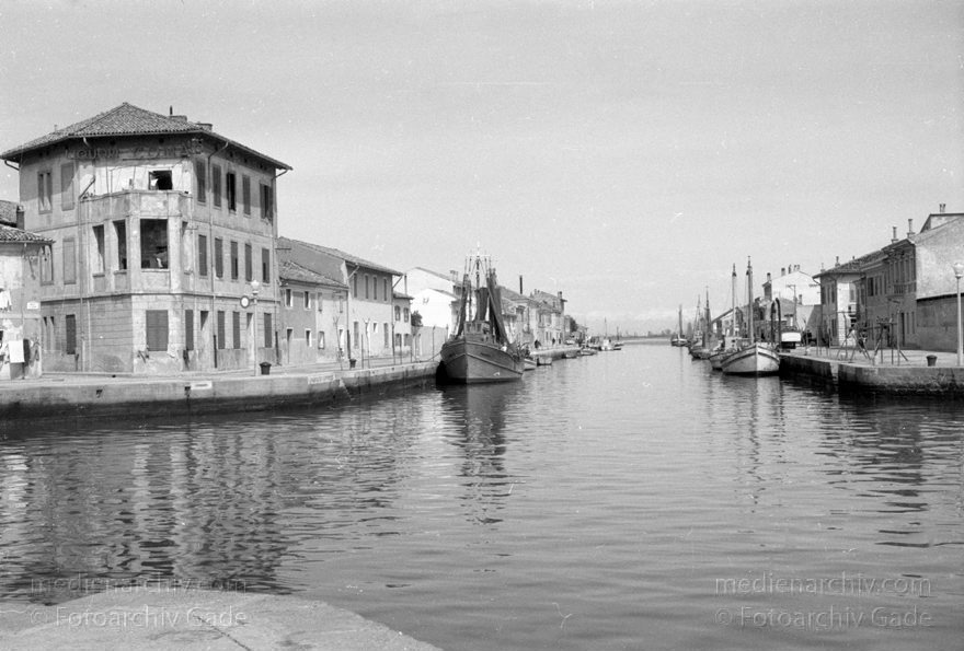 1950er. Italien. Provinz: Görz Region: Friaul-Julisch Venetien. Grado.
1950er. Italien. Provinz: Görz Region: Friaul-Julisch Venetien. Grado.
Schlüsselwörter: 1950er;Boote;Fischerboote;Friaul-Julisch Venetien;Friuli-Venezia Giulia;Gorizia;Grado;Görz;Italia;Italien;Italy