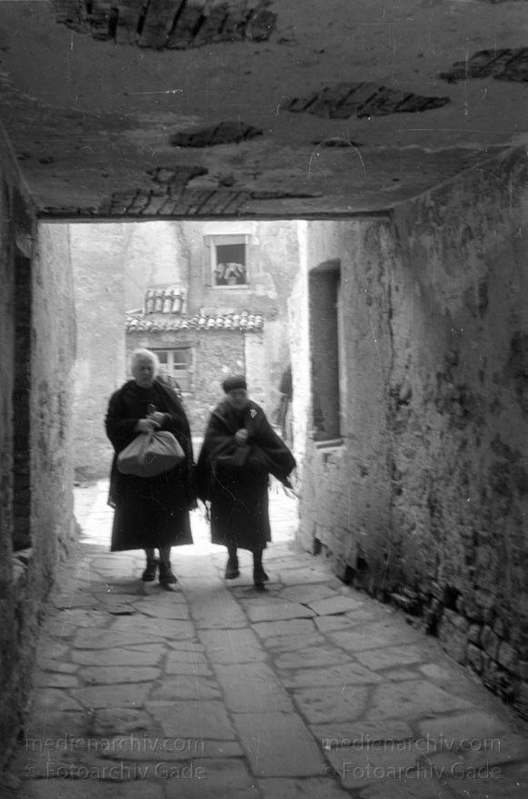 1950er. Italien. Provinz: Görz Region: Friaul-Julisch Venetien. Grado.
1950er. Italien. Provinz: Görz Region: Friaul-Julisch Venetien. Grado.
Schlüsselwörter: 1950er;Friaul-Julisch Venetien;Friuli-Venezia Giulia;Gorizia;Grado;Görz;Italia;Italien;Italy