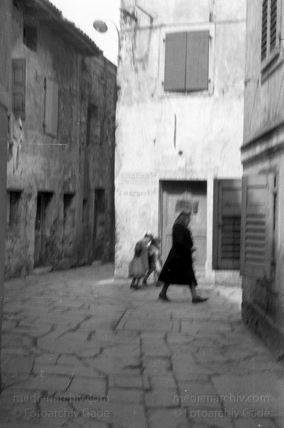 1950er. Italien. Provinz: Görz Region: Friaul-Julisch Venetien. Grado.
1950er. Italien. Provinz: Görz Region: Friaul-Julisch Venetien. Grado.
Schlüsselwörter: 1950er;Friaul-Julisch Venetien;Friuli-Venezia Giulia;Gorizia;Grado;Görz;Italia;Italien;Italy