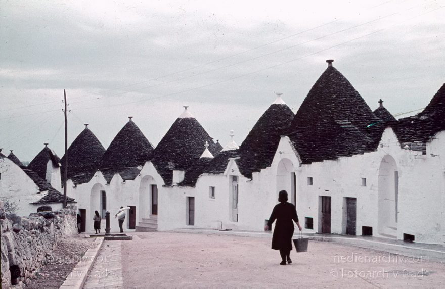 1960er. Italien. Apulien. Bari. Alberobello
1960er. Italien. Apulien. Bari. Alberobello - Italy. Puglia. Bari - Italia. Puglia. Bari
Schlüsselwörter: 1960er;Alberobello;Apulien;Bari;Italia;Italien;Italy;Puglia
