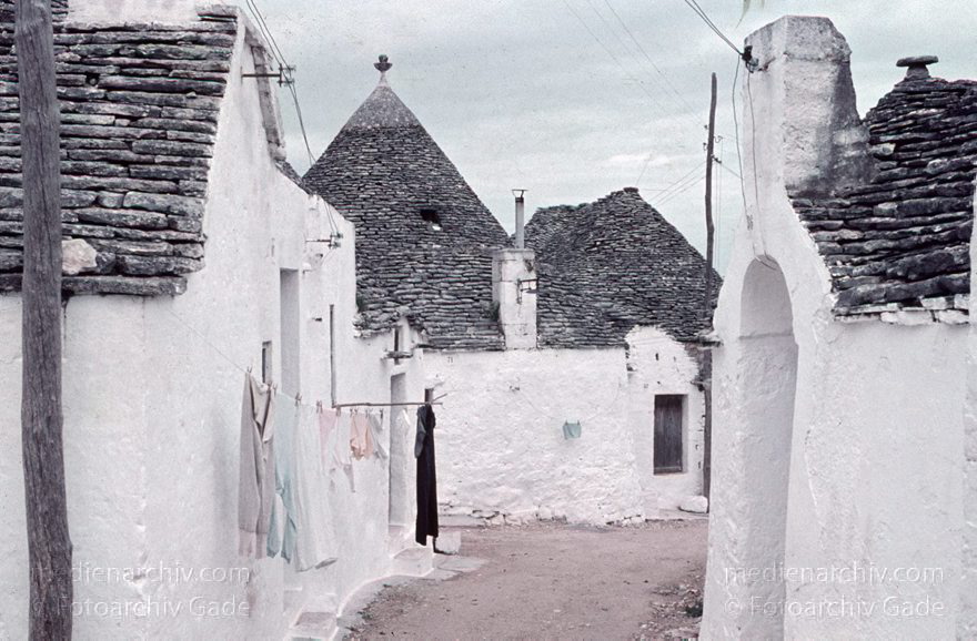 1960er. Italien. Apulien. Bari. Alberobello
1960er. Italien. Apulien. Bari. Alberobello - Italy. Puglia. Bari - Italia. Puglia. Bari
Schlüsselwörter: 1960er;Alberobello;Apulien;Bari;Italia;Italien;Italy;Puglia
