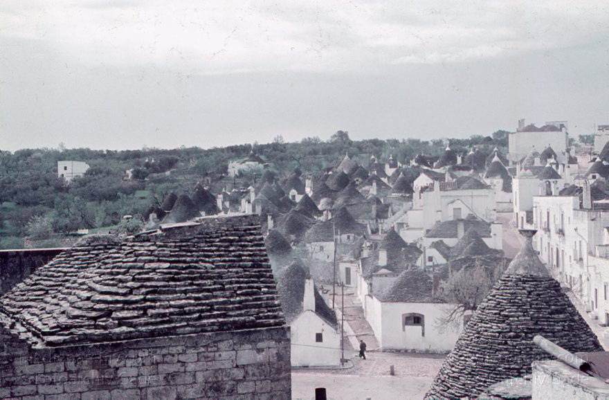 1960er. Italien. Apulien. Bari. Alberobello
1960er. Italien. Apulien. Bari. Alberobello - Italy. Puglia. Bari - Italia. Puglia. Bari
Schlüsselwörter: 1960er;Alberobello;Apulien;Bari;Italia;Italien;Italy;Puglia