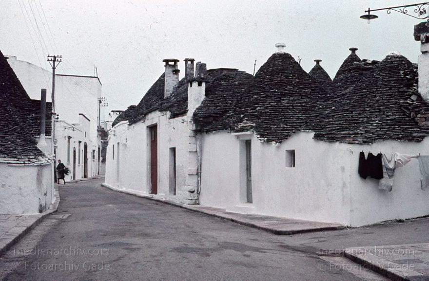1960er. Italien. Apulien. Bari. Alberobello
1960er. Italien. Apulien. Bari. Alberobello - Italy. Puglia. Bari - Italia. Puglia. Bari
Schlüsselwörter: 1960er;Alberobello;Apulien;Bari;Italia;Italien;Italy;Puglia