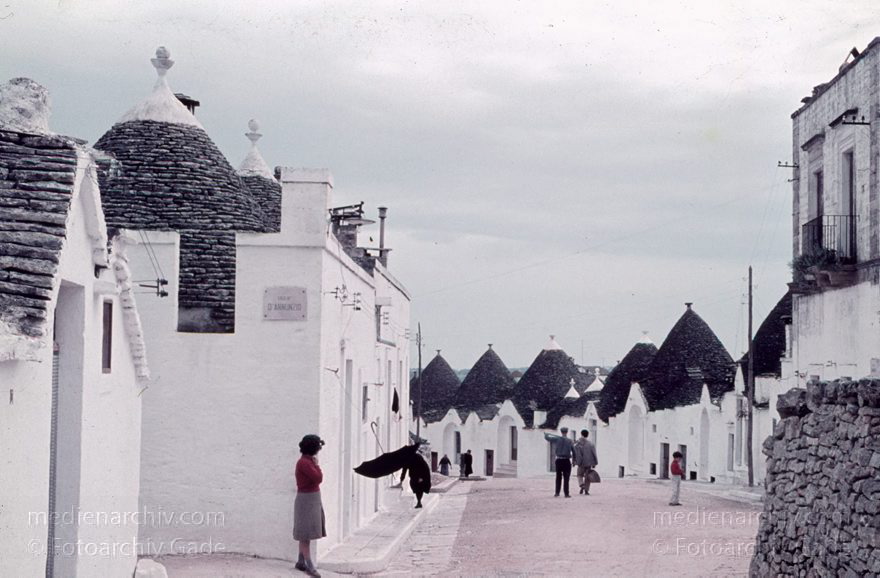 1960er. Italien. Apulien. Bari. Alberobello
1960er. Italien. Apulien. Bari. Alberobello - Italy. Puglia. Bari - Italia. Puglia. Bari
Schlüsselwörter: 1960er;Alberobello;Apulien;Bari;Italia;Italien;Italy;Puglia