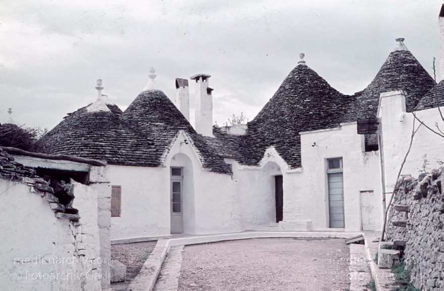 1960er. Italien. Apulien. Bari. Alberobello
1960er. Italien. Apulien. Bari. Alberobello - Italy. Puglia. Bari - Italia. Puglia. Bari
Schlüsselwörter: 1960er;Alberobello;Apulien;Bari;Italia;Italien;Italy;Puglia