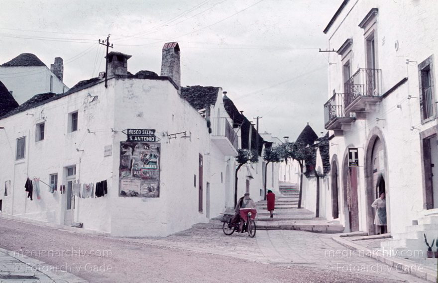 1960er. Italien. Apulien. Bari. Alberobello
1960er. Italien. Apulien. Bari. Alberobello - Italy. Puglia. Bari - Italia. Puglia. Bari
Schlüsselwörter: 1960er;Alberobello;Apulien;Bari;Italia;Italien;Italy;Puglia