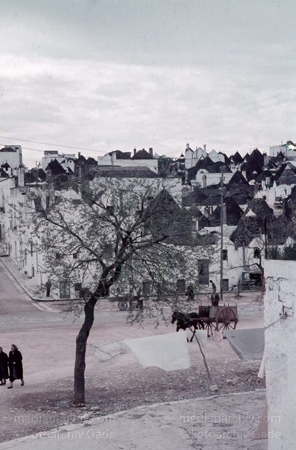 1960er. Italien. Apulien. Bari. Alberobello
1960er. Italien. Apulien. Bari. Alberobello - Italy. Puglia. Bari - Italia. Puglia. Bari
Schlüsselwörter: 1960er;Alberobello;Apulien;Bari;Italia;Italien;Italy;Puglia