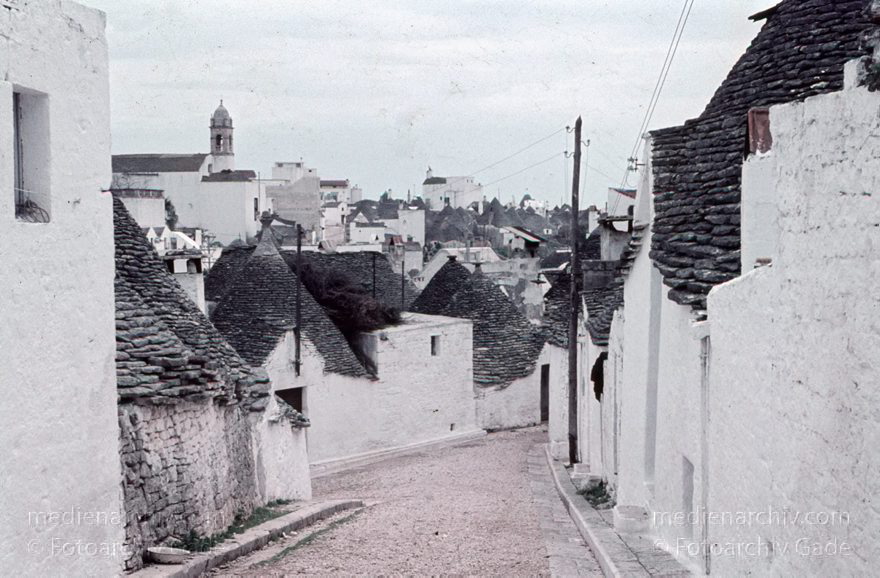 1960er. Italien. Apulien. Bari. Alberobello
1960er. Italien. Apulien. Bari. Alberobello - Italy. Puglia. Bari - Italia. Puglia. Bari
Schlüsselwörter: 1960er;Alberobello;Apulien;Bari;Italia;Italien;Italy;Puglia