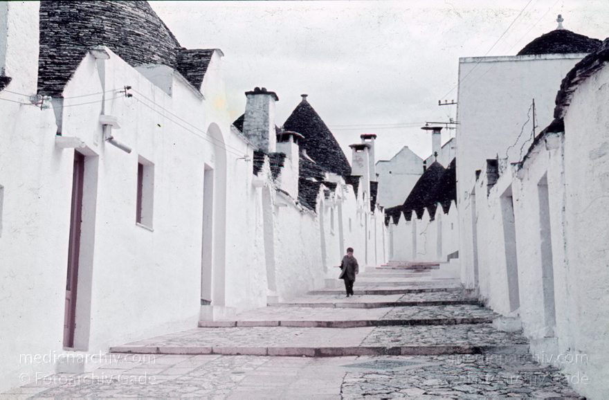 1960er. Italien. Apulien. Bari. Alberobello
1960er. Italien. Apulien. Bari. Alberobello - Italy. Puglia. Bari - Italia. Puglia. Bari
Schlüsselwörter: 1960er;Alberobello;Apulien;Bari;Italia;Italien;Italy;Puglia
