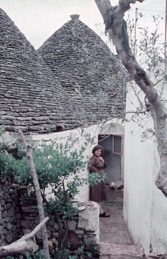 1960er. Italien. Apulien. Bari. Alberobello
1960er. Italien. Apulien. Bari. Alberobello - Italy. Puglia. Bari - Italia. Puglia. Bari
Schlüsselwörter: 1960er;Alberobello;Apulien;Bari;Italia;Italien;Italy;Puglia