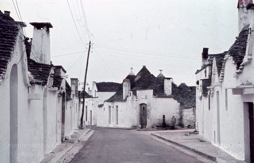 1960er. Italien. Apulien. Bari. Alberobello
1960er. Italien. Apulien. Bari. Alberobello - Italy. Puglia. Bari - Italia. Puglia. Bari
Schlüsselwörter: 1960er;Alberobello;Apulien;Bari;Italia;Italien;Italy;Puglia
