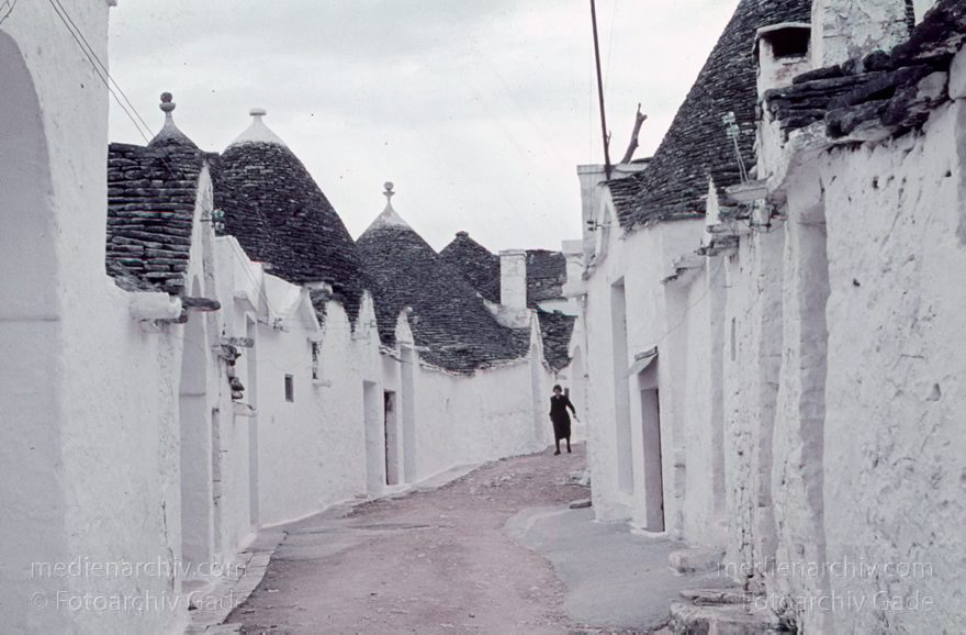 1960er. Italien. Apulien. Bari. Alberobello
1960er. Italien. Apulien. Bari. Alberobello - Italy. Puglia. Bari - Italia. Puglia. Bari
Schlüsselwörter: 1960er;Alberobello;Apulien;Bari;Italia;Italien;Italy;Puglia