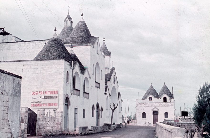 1960er. Italien. Apulien. Bari. Alberobello
1960er. Italien. Apulien. Bari. Alberobello - Italy. Puglia. Bari - Italia. Puglia. Bari
Schlüsselwörter: 1960er;Alberobello;Apulien;Bari;Italia;Italien;Italy;Puglia