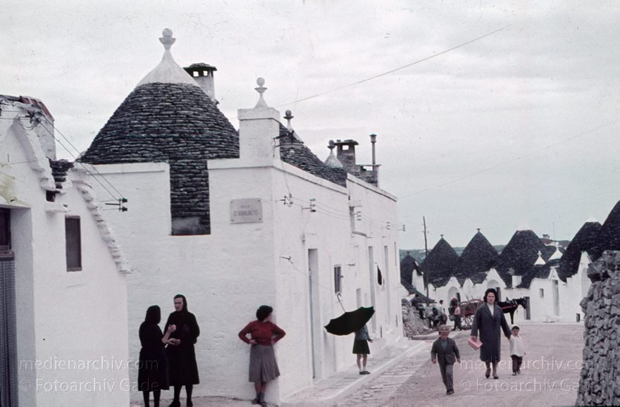 1960er. Italien. Apulien. Bari. Alberobello
1960er. Italien. Apulien. Bari. Alberobello - Italy. Puglia. Bari - Italia. Puglia. Bari
Schlüsselwörter: 1960er;Alberobello;Apulien;Bari;Italia;Italien;Italy;Puglia