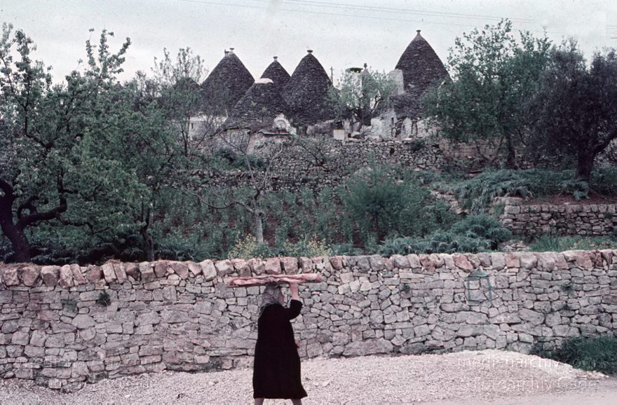 1960er. Italien. Apulien. Bari. Alberobello
1960er. Italien. Apulien. Bari. Alberobello - Italy. Puglia. Bari - Italia. Puglia. Bari
Schlüsselwörter: 1960er;Alberobello;Apulien;Bari;Italia;Italien;Italy;Puglia