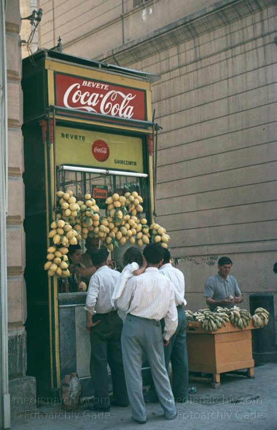 um 1960. Italien. Getränke. Coca Cola
um 1960. Italien. Getränke. Coca Cola
Schlüsselwörter: 1960;Coca Cola;Italia;Italien;Italy