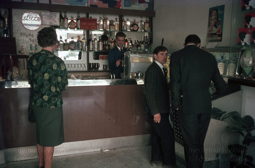 1960er. Italien
1960er. Italien. -  Italy  - Italia. Bar Cafe Jukebox
Schlüsselwörter: 1960er;Bar;Cafe;Italia;Italien;Italy;Jukebox