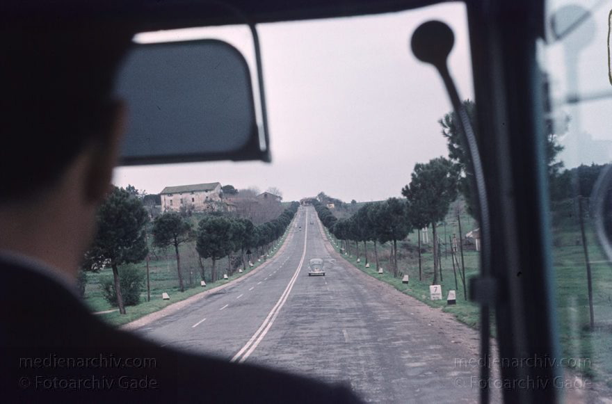 1960er. Italien
1960er. Italien. -  Italy  - Italia. Landstraße. Im Bus
Schlüsselwörter: 1960er;Bus;Italia;Italien;Italy;Landstraße