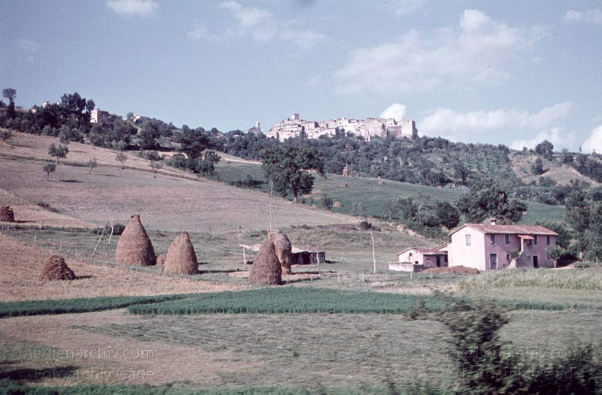 1960er. Italien
1960er. Italien. -  Italy  - Italia. Heuhaufen auf einem Feld
Schlüsselwörter: 1960er;Feld;Heuhaufen;Italia;Italien;Italy