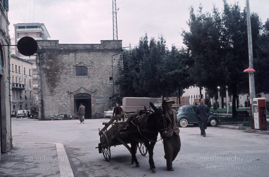 um 1960. Italien. Toskana. Arezzo
um 1960. Italien. Toskana. Arezzo  -  Italy. Tuscany - Italia. Toscana
Schlüsselwörter: 1960;Arezzo;Italia;Italien;Italy;Toscana;Toskana;Tuscany