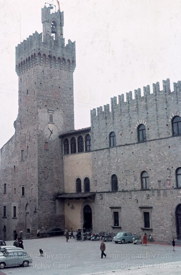 um 1960. Italien. Toskana. Arezzo
um 1960. Italien. Toskana. Arezzo  -  Italy. Tuscany - Italia. Toscana
Schlüsselwörter: 1960;Arezzo;Italia;Italien;Italy;Toscana;Toskana;Tuscany