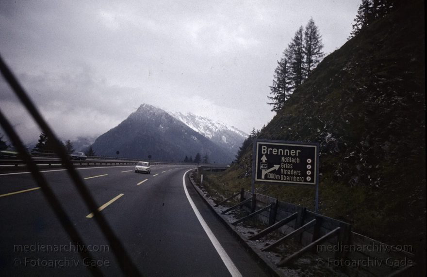 1975. Italien. Brenner Autobahn
1975. Italien. Brenner Autobahn
Schlüsselwörter: 1975;Autobahn;Brenner;Italia;Italien;Italy