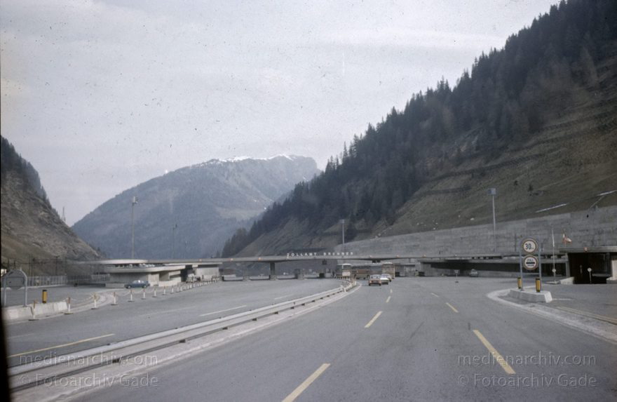 1975. Italien. Brenner Autobahn
1975. Italien. Brenner Autobahn
Schlüsselwörter: 1975;Autobahn;Brenner;Italia;Italien;Italy