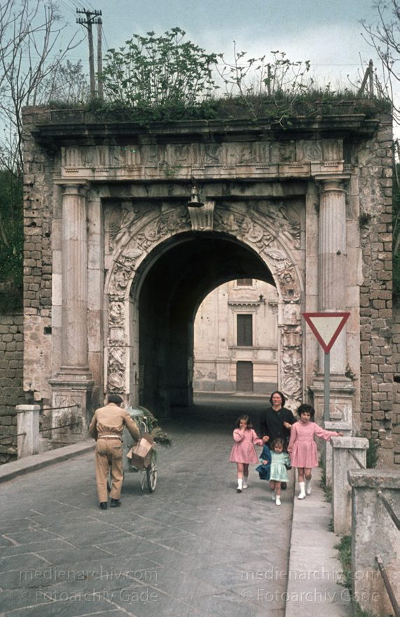 1960 Italien. Capua
1960. Italien. Capua. Tor in der Stadtmauer
Schlüsselwörter: 1960;Capua;Italia;Italien;Italy