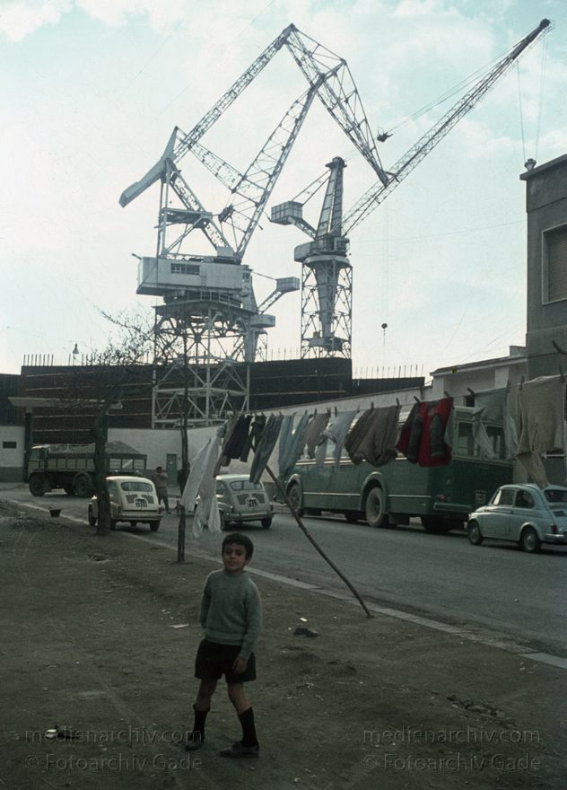 1960 Italien. Castellammare
1960. Italien. Castellammare. Kräne. Junge vor einer Wäscheleine.
Schlüsselwörter: 1960;Castellammare;Italia;Italien;Italy;Junge;Kran;Kräne;Wäscheleine