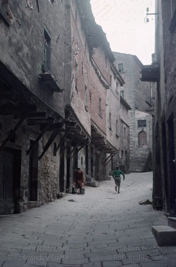 um 1960. Italien. Cortona
um 1960. Italien. Cortona
Schlüsselwörter: 1960;Cortona;Italia;Italien;Italy