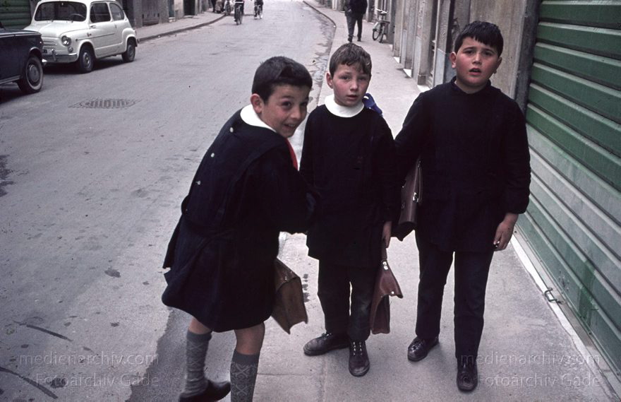 um 1960. Italien. Toskana. Florenz
um 1960. Italien. Toskana. Florenz. Italia. Toscana. Firenze. Italy. Tuscany. Florence. Kinder. Schüler
Schlüsselwörter: 1960;Firenze;Florence;Florenz;Italia;Italien;Italy;Kinder;Schüler;Toscana;Toskana;Tuscany