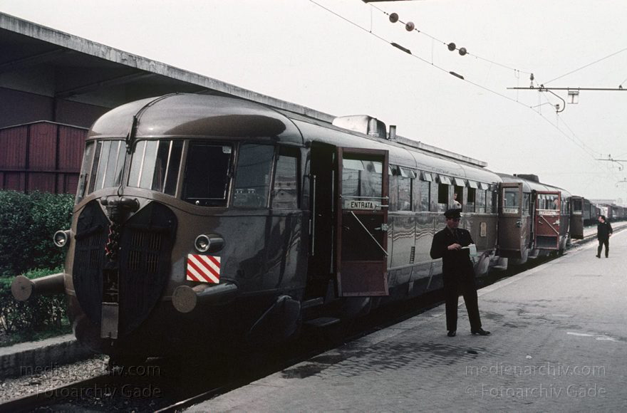 1959. Italien. Bahnhof mit haltendem Zug in Fossia. . Eisenbahn. Schaffner auf dem Bahnsteig.
Schlüsselwörter: 1959;Bahnhof;Eisenbahn;Fossia;Italia;Italien;Italy;Schaffner