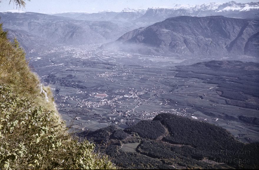 1975. Italien. Karneid.
1975. Italien. Karneid.
Schlüsselwörter: 1975;Italia;Italien;Italy;Karneid