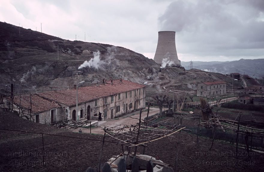 um 1960. Italien. Toskana. Larderello.  Erdwärme
um 1960. Italien. Toskana. Larderello.  Erdwärme. Kühlturm. Italy. Italia. Toscana
Schlüsselwörter: 1960;Braunkohle;Braunkohlew;Erdwärme;Italia;Italien;Italy;Kühlturm;Larderello;Toscana;Toskana