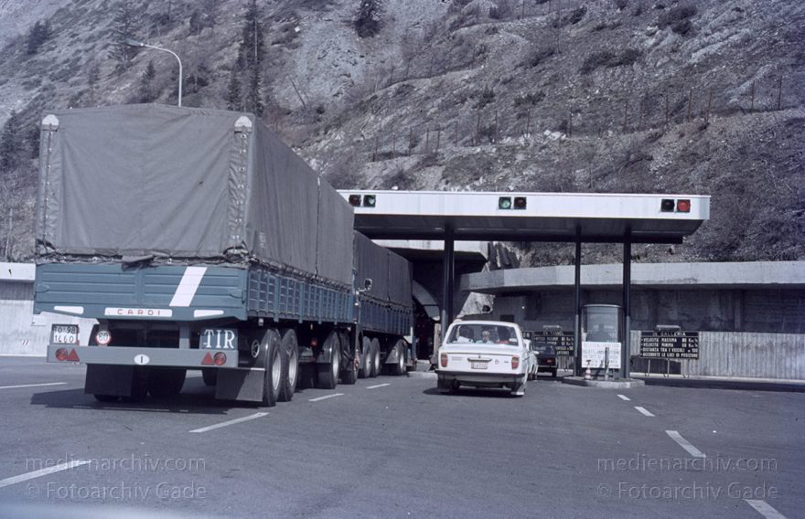 1968. Italien. Mont Blanc. Monte Bianco. Berge. Alpen
1968. Italien. Mont Blanc. Monte Bianco. Berge. Alpen
Schlüsselwörter: 1968;Alpen;Berge;Italien;Mont Blanc;Monte Bianco