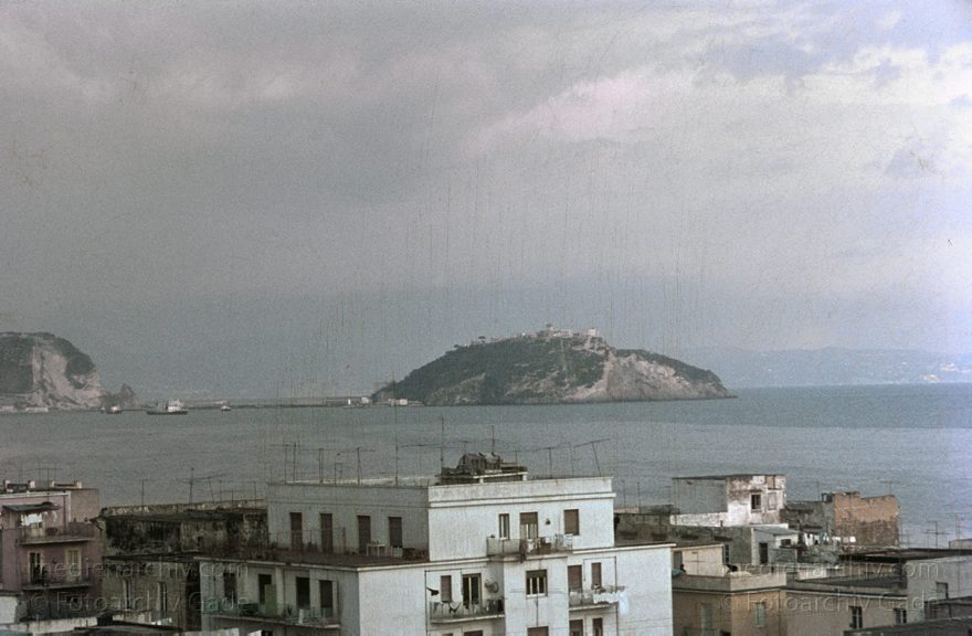 1960er. Italien. Nisida
1960er. Italien. -  Italy  - Italia. Mittelmeer. Insel Nisida. Gefängnis
Schlüsselwörter: 1960er;Insel;Italia;Italien;Italy;Küste;Mittelmeer;Nisida