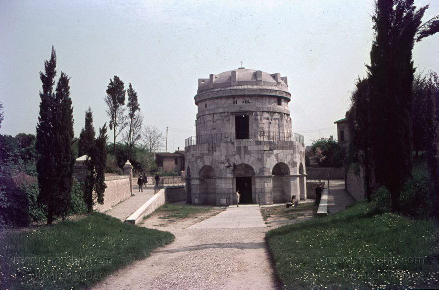 um 1960. Italien. Emilia-Romagna. Ravenna. Ravêna
um 1960. Italien. Emilia-Romagna. Ravenna. Ravêna. Mausoleum Theoderichs
Schlüsselwörter: 1960;Italia;Italien;Italy;Mausoleum Theoderichs;Ravenna