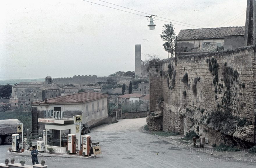 um 1960. Italien. Latium. Viterbo . Tarquinia. Italy. Italia
um 1960. Italien. Latium. Viterbo . Tarquinia. Italy. Italia
Schlüsselwörter: 1960;Italia;Italien;Italy;Latium;Tarquinia;Viterbo
