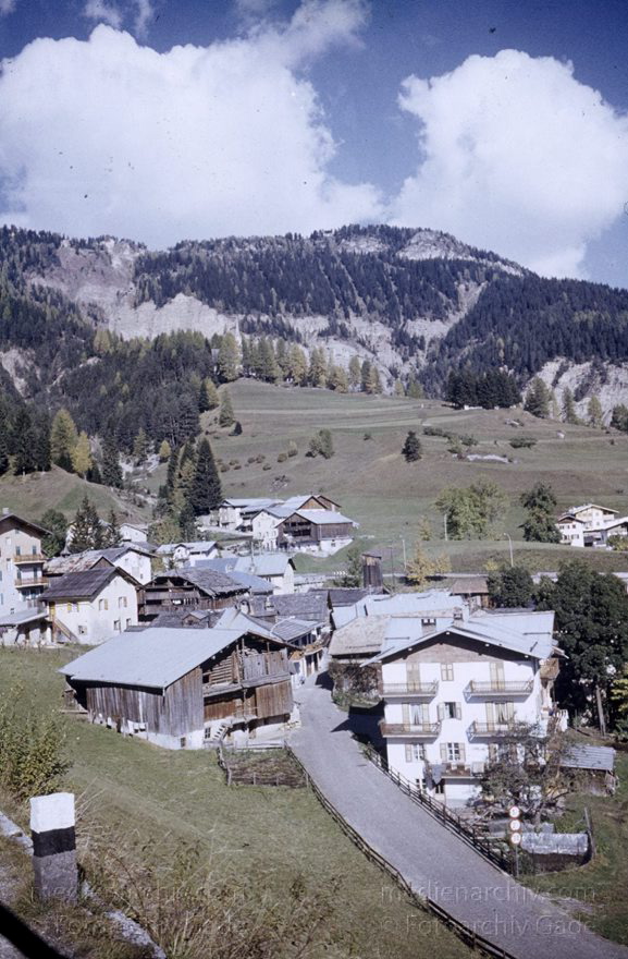 1975. Italien. Südtirol. Berge. Alpen
1975. Italien. Südtirol. Berge. Alpen
Schlüsselwörter: 1975;Alpen;Berge;Italia;Italien;Italy;Südtirol