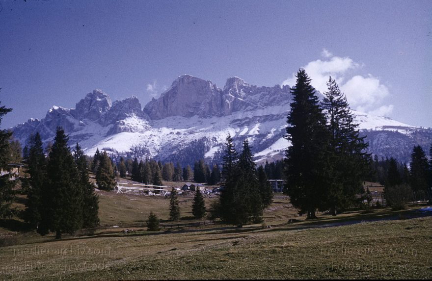 1975. Italien. Südtirol. Berge. Alpen
1975. Italien. Südtirol. Berge. Alpen
Schlüsselwörter: 1975;Alpen;Berge;Italia;Italien;Italy;Südtirol