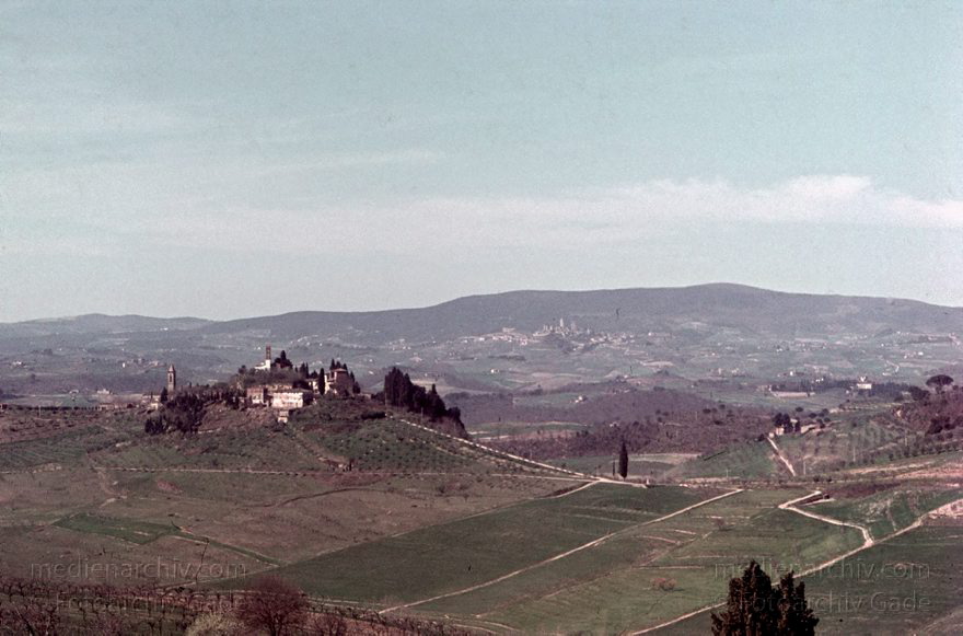 1960. Italien. Südliche Toskana, vermutlich im Val dArbia oder Val dOrcia in der Provinz Siena
1960. Italien. Südliche Toskana. vermutlich im Val dArbia oder Val dOrcia in der Provinz Siena. Italy. Tuscany
Schlüsselwörter: 1960;Italia;Italien;Italy;Toskana;Tuscany